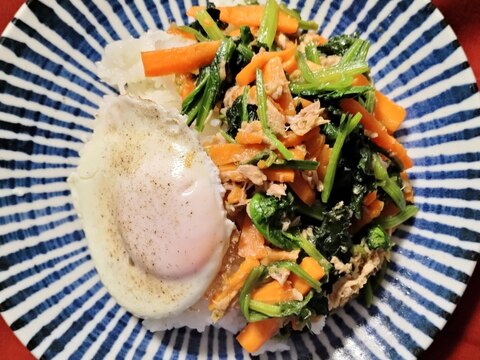 【卵を添えて】野菜とツナの簡単のっけご飯